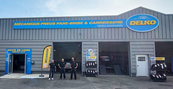 Eric NICOT, franchisé DELKO Pouzac accompagné de ses deux mécaniciens, Anthony et André.