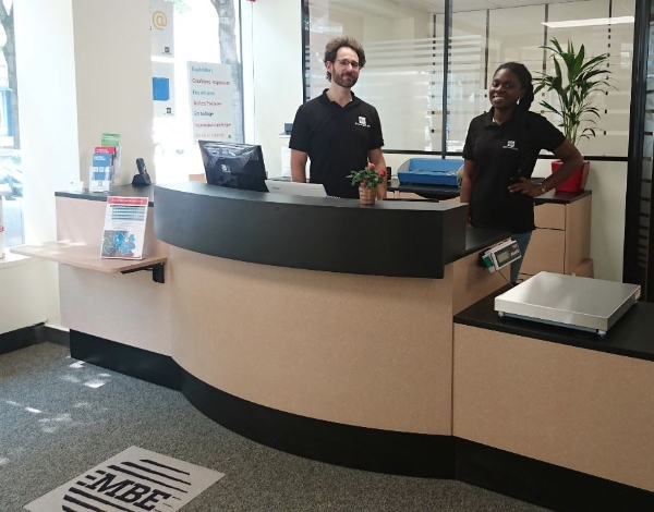 Interview de Damien TURBÉ, franchisé Mail Boxes Etc. de Chambéry et sa collaboratrice, Soileha ABDOU