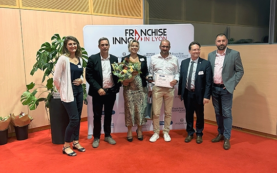 Franchise Vie & Véranda : 15ème édition du Forum Franchise, Emmanuelle et Franck L’Hermet, franchisés de Valence depuis 1997, récompensés d’un Trophée
