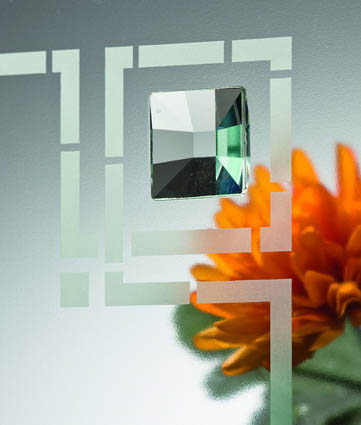 La franchise Tryba propose des vitrages ornés d'éléments Swarovski La franchise Tryba propose des vitrages ornés d'éléments Swarovski